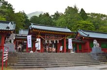 중궁사 중문(중요 문화재). 뒤쪽에 난타이 산이 보인다.