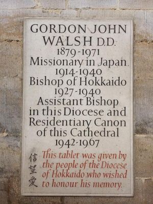 홋카이도 주교 고든 존 월시를 기념하는 엘리 대성당의 명판