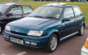 포드 피에스타 5도어 정측면