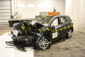 2014년형 마쓰다 CX-5: 미국 고속도로 안전 보험 협회(NHTSA) 충돌 테스트