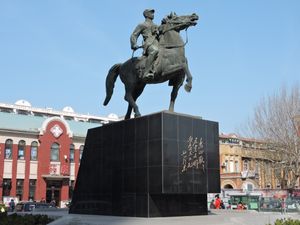 관샹잉 광장의 관샹잉상과 구 박물관 (뒤)