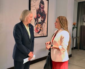 2022년 농무부 차관 주얼 H. 브로나와 대화하는 휘트먼