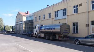 핀란드 포리에 있는 Satamaito 낙농장 앞에 주차된 탱크 트럭