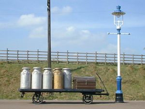 철도 플랫폼에 있는 밀크 통