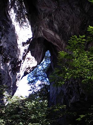 과거 석회 동굴이 함몰되어 자연 아치를 형성한 "라쇼몬"