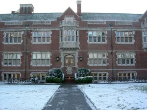 눈 덮인 리드 칼리지의 엘리엇 홀