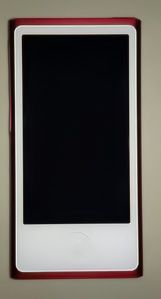 2015년형 7세대 아이팟 나노의 (PRODUCT) RED 색상