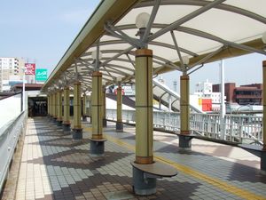 고이역 동쪽 출구 보행자 데크 (2008년 7월)