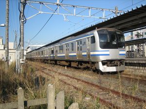 2013년 12월 "쾌속" 열차를 운행하는 E217계 전동차