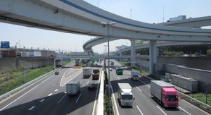 시나가와구 야시오의 도도 316호에서 수도고속도로 완간선을 내려다보다