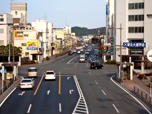 십오정목 교차로. 상하로 달리는 도로가 구 국도 6호선이다.