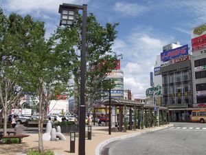 남쪽 출구 앞 (2002년 7월)