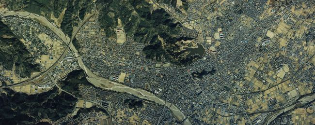 후지에다시 중심부 주변의 항공 사진. 세토가와를 따라 오래된 시가지가 펼쳐져 있다. 시가지 동쪽(이미지 오른쪽)에 보이는 원형의 지할이 다나카성터이다. 1988년 촬영한 5장을 합성 제작. 국토교통성 국토지리원 [https://mapps.gsi.go.jp/ 지도・항공사진 열람 서비스]의 항공 사진을 기초로 제작.