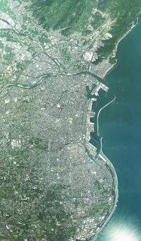 야이즈시 중심부와 야이즈항 주변의 항공 사진. 2020년 8월 16일 촬영