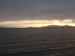 리치먼드 항구(멀리 보이는)는 도시 경제의 주요 부분을 차지해 왔다.