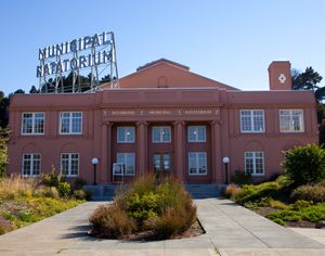 리치먼드 시립 수영장(Richmond Municipal Natatorium)은 흔히 더 플런지로 알려져 있으며, 공공 수영 센터이다.