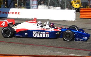 하우저가 2009년 롱비치 그랑프리에서 2인승 인디카 경주용차를 타고 있다.