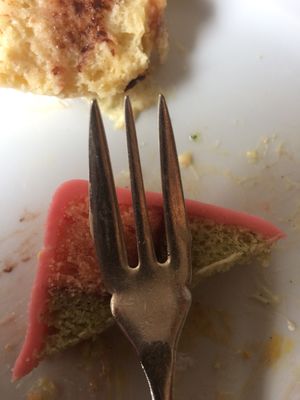 왼쪽 이빨이 넓어진 오른손잡이용 페이스트리 포크