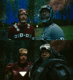 로버트 다우니 주니어(Robert Downey Jr.)와 돈 치들(Don Cheadle)이 ILM의 CGI 보정 전후의 슈트를 입고 있는 모습
