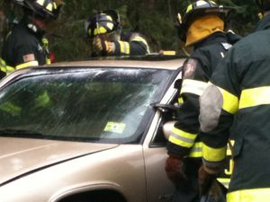 의용소방대원들이 의용소방서 공개 행사에서 차량 인명 구조 시연 및 훈련에 참여하고 있다.