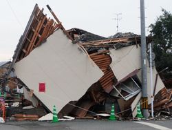 지진으로 붕괴된 2층 주택