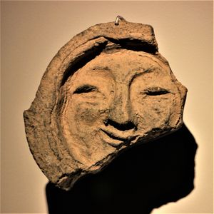 신라의 미소라 불리는 얼굴무늬 수막새 기와