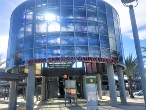 웜 스프링스 사우스 프리몬트역 입구