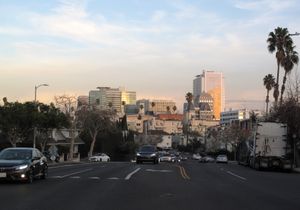 윌셔 대로를 따라 웨스턴과 버몬트 사이의 고층 건물 조망