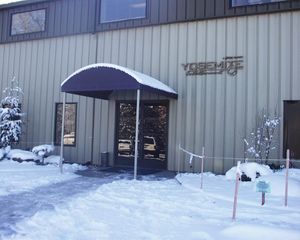 캘리포니아 오크허스트에 있는 요세미티 엔터테인먼트 본사