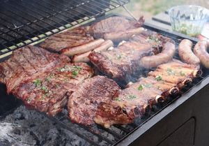 장작을 사용하여 그릴에서 구운 아사도.