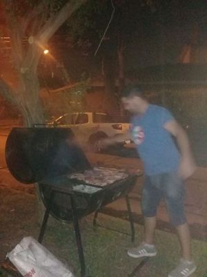 출렌고는 일반적으로 바람으로부터 불과 고기를 보호하는 데 사용되는 반으로 자른 오일 배럴이다.