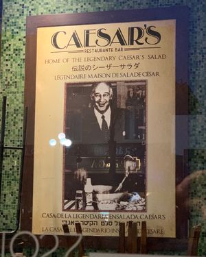시저스 호텔 내부의 포스터에는 "전설적인 시저 샐러드의 본고장"이라고 적혀 있다.