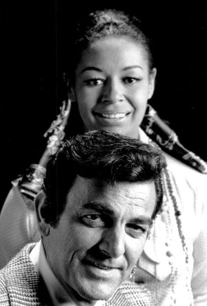 조 매닉스 역의 마이크 코너스(앞)와 페기 페어 역의 게일 피셔