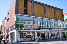 슈투벤가세의 구 주차장 건물 부지에 건설된 주거, 상점, 자전거 보관 시설이 혼합된 시설. 슈투벤가세/한자 카레의 대표적인 건축물이다.