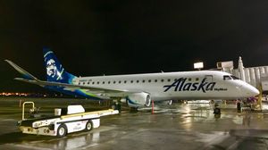 알래스카 항공(Alaska Airlines) 엠브라에르 175는 스카이웨스트 항공(SkyWest Airlines)에서 운항하며 프레즈노 요세미티 국제공항의 게이트에 주기되어 있다.