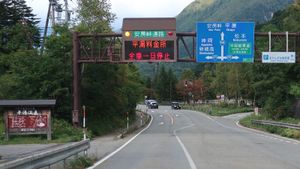 아보 고개와 아보 고개 도로의 분기점. 국도 158호선 히라유 I.C 입구 교차로(국도 471호선 종점, 기후현 다카야마시 오쿠히다 온천향 히라유)