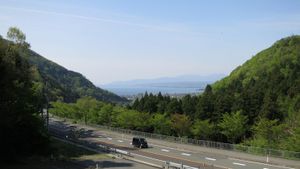 오이사카 고개에서 비와호를 바라본 모습 (마키노 오이사카 고개 도로 휴게소에서 촬영, 2014년 5월)