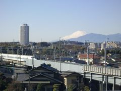 도카이도 신칸센과 니시야 정의 주택가