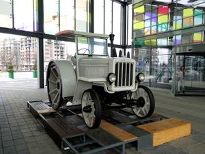 코레시 쇼핑 리조트 앞에 전시된 최초의 루마니아산 트랙터인 IAR 22