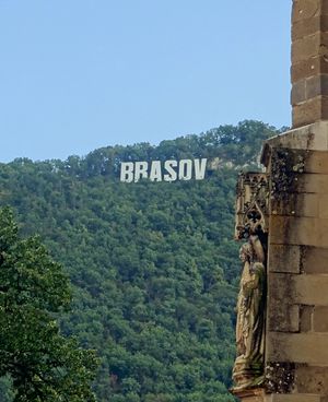 검은 교회와 툼파 산의 브라쇼브 표지판