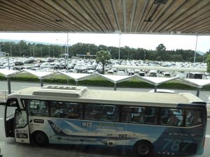 2층에서 본 버스와 주차장