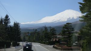 2015년 3월 촬영시즈오카현 스룬군 오야마정 스바시리 부근에서 바라본 후지산