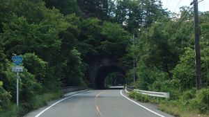 야마나시현 미나미코마군 미노부정 나카노쿠라(나카노쿠라 집락 부근). "고슈 이로하 자카"라고 불리는 이 구간은 터널과 커브가 많다.