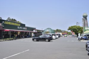 JA 이바라키 아사히무라 특산물 직매소 선그린 아사히. 특산품인 멜론을 비롯해 신선한 야채, 과일 등 호코타시의 농산품을 판매하고 있다.