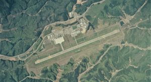 노토 공항의 항공 사진 (2010년)국토교통성 국토지리원 [https://mapps.gsi.go.jp/ 지도·항공 사진 열람 서비스]의 항공 사진을 기초로 작성