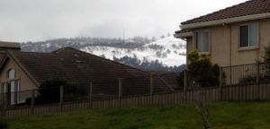 2006년 인근 산 정상에 기록적인 폭설이 내렸다.