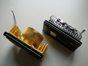 왼쪽의 슬롯 A CPU와 슬롯 1 CPU 비교(커넥터가 180도 회전됨)