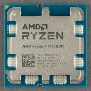 Ryzen 7 7800X3D CPU 전면, 정보가 인쇄된 방열판 표시