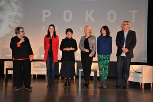 Nowa Ruda에서 열린 영화 Spoor 시사회에서 홀란드와 논의