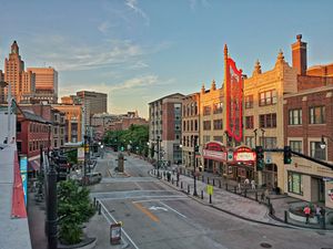 전형적인 중규모 미국 도시인 로드아일랜드 주 프로비던스의 다운타운